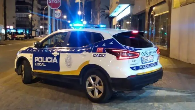 Veh&iacute;culo de la Polic&iacute;a Local de C&aacute;diz. - Archivo