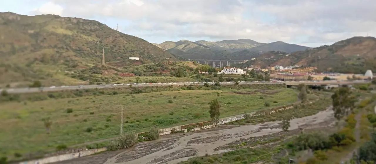 VIsta del atasco en la A-7 a su paso por la Cala del Moral. - Arroyo