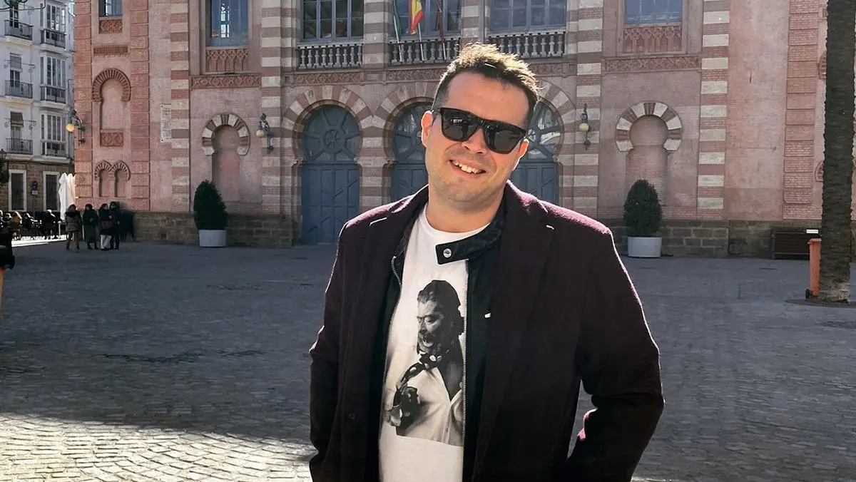 Roberto Fabio G&oacute;mez, en la plaza del Falla.  - VIVA