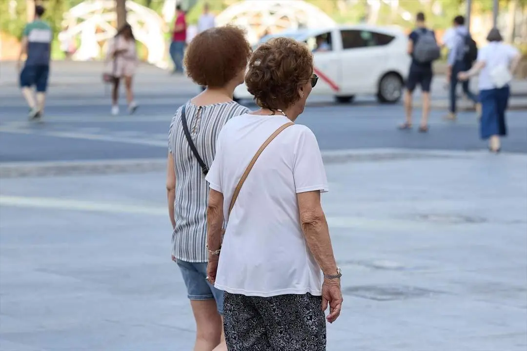 Dos se&ntilde;oras mayores caminan. | Europa Press