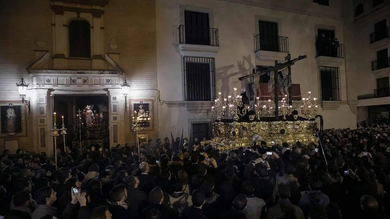 El paso de misterio de Montserrat pasando por Molviedro - HERMANDAD