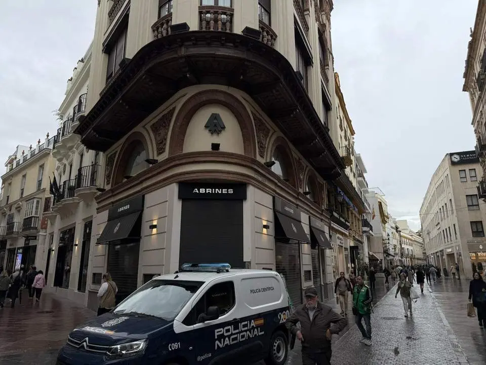 La Polic&iacute;a Nacional ante la joyer&iacute;a objeto del robo. - EP