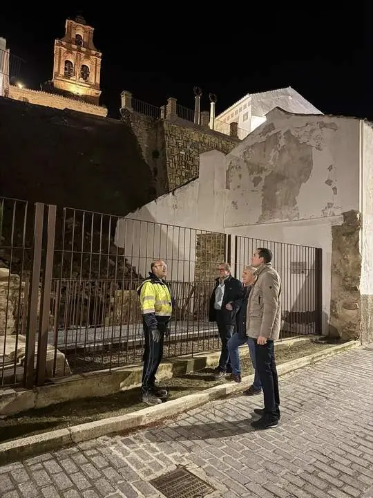 Visita del alcalde y t&eacute;cnicos al derrumbe. - Foto: Ayuntamiento de Arjona.