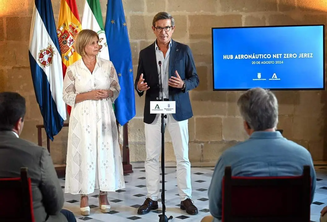 La alcaldesa con el consejero de Industria.  - Viva