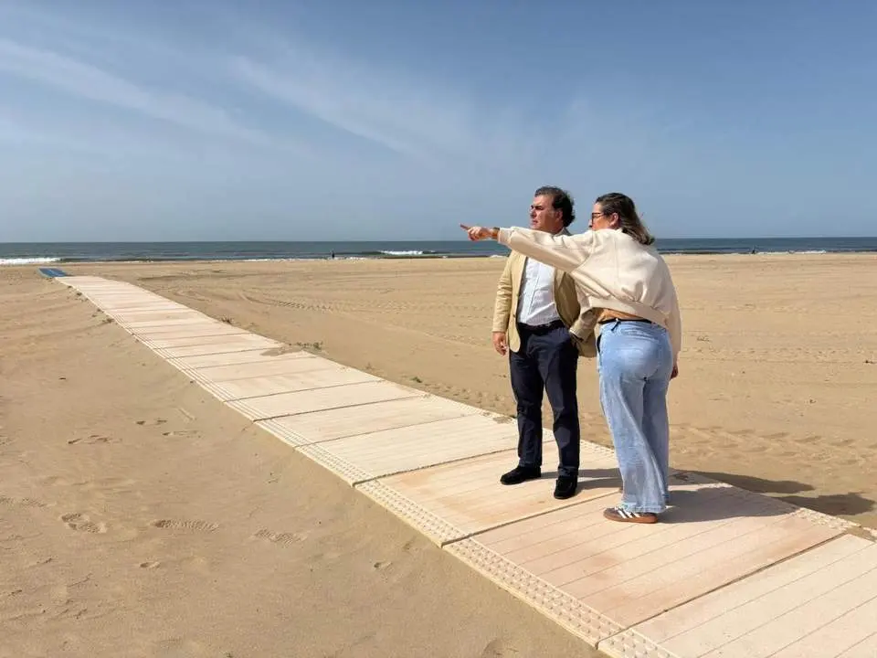 Jos&eacute; Carlos Hern&aacute;ndez Cansino y Jimena Donoso en la playa Punta Umbr&iacute;a - A.P.U.