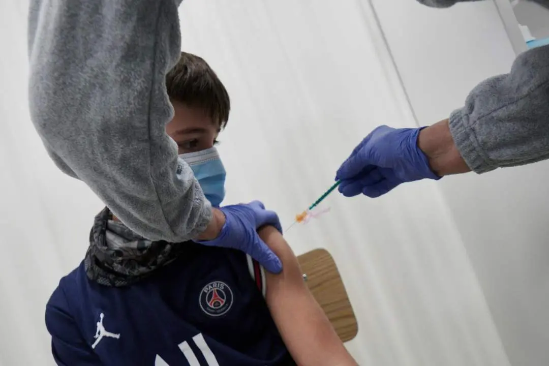 Un ni&ntilde;o es vacunado en un centro de salud. - EP