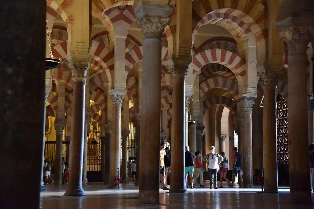 Turistas en el interior de la Mezquita-Catedral de C&oacute;rdoba. - EP