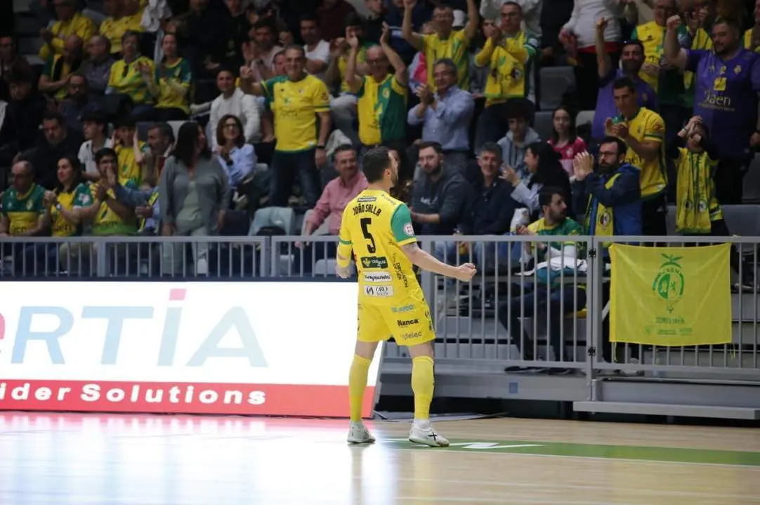 Joao Salla celebra su gol ante Burela con la afici&oacute;n amarilla.  - Ja&eacute;n Para&iacute;so Interior