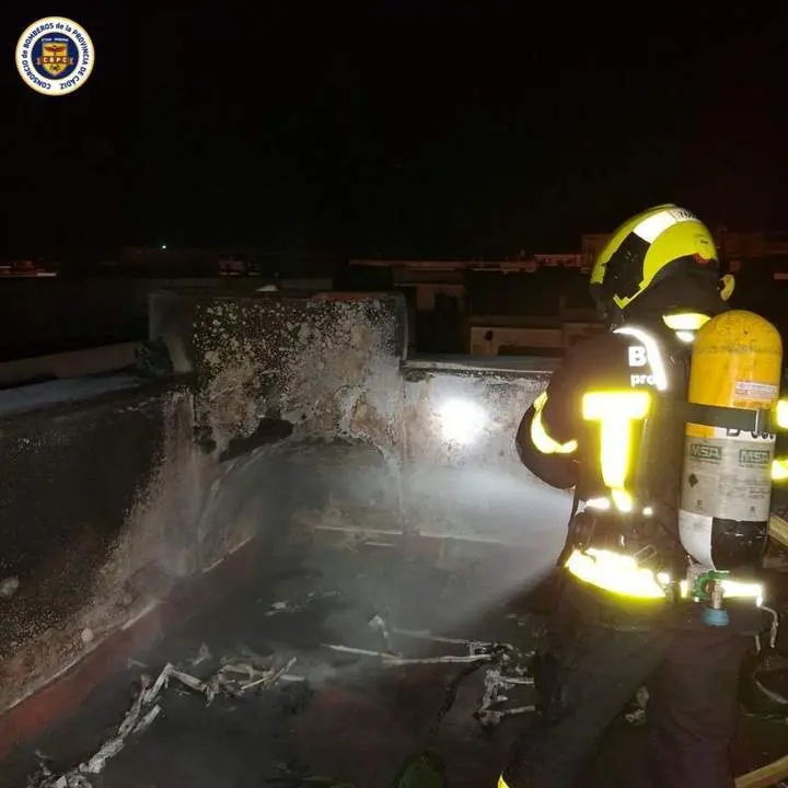 Un bombero act&uacute;a en la terraza siniestrada.  - CBPC
