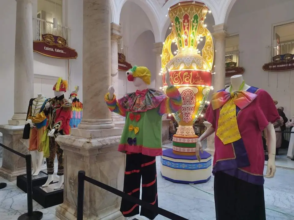 Exposici&oacute;n de las Agujas de Oro en la Casa del Carnaval. - VIVA