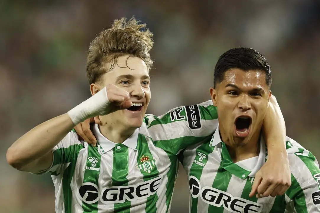 Jes&uacute;s Rodr&iacute;guez y Cucho Hern&aacute;ndez celebran un gol del Betis. - Julio Mu&ntilde;oz/EFE