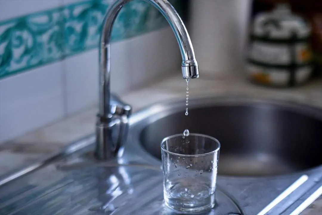 Un grifo de agua de uso dom&eacute;stico goteando. - E.P.