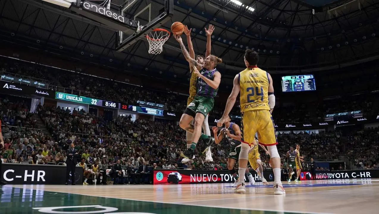 Entrada a canasta de Osetkowski. - acb Photo / Mariano Pozo