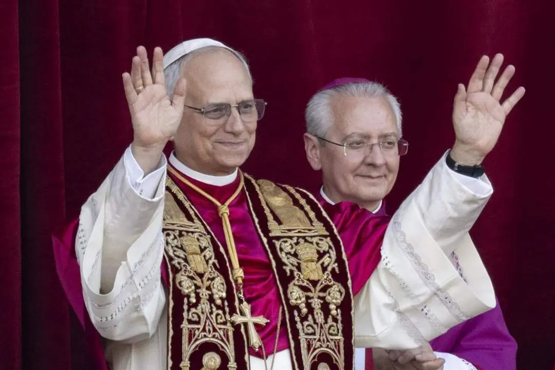 El Papa Le&oacute;n XIV en el balc&oacute;n tras su nombramiento. - Marijan Murat/dpa