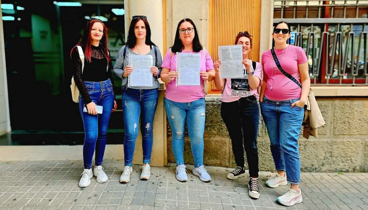 Entrega de firmas en la Delegaci&oacute;n de Educaci&oacute;n, en Ja&eacute;n.  - 