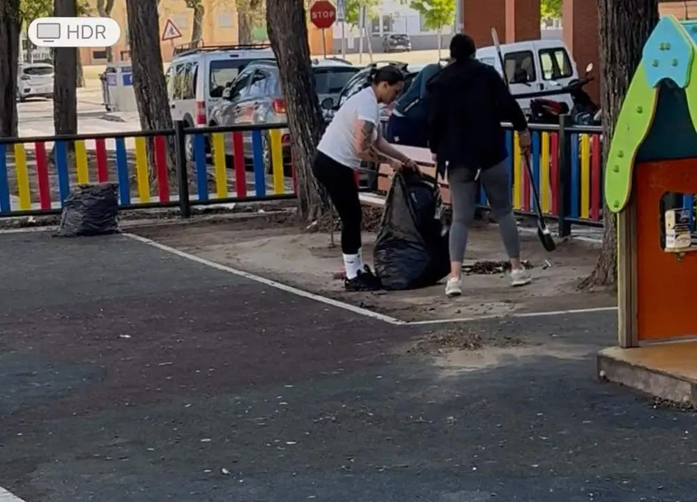 Vecinas de La Dehesilla se ven obligadas a limpiar el parque infantil. - Ra&uacute;l Bustillos
