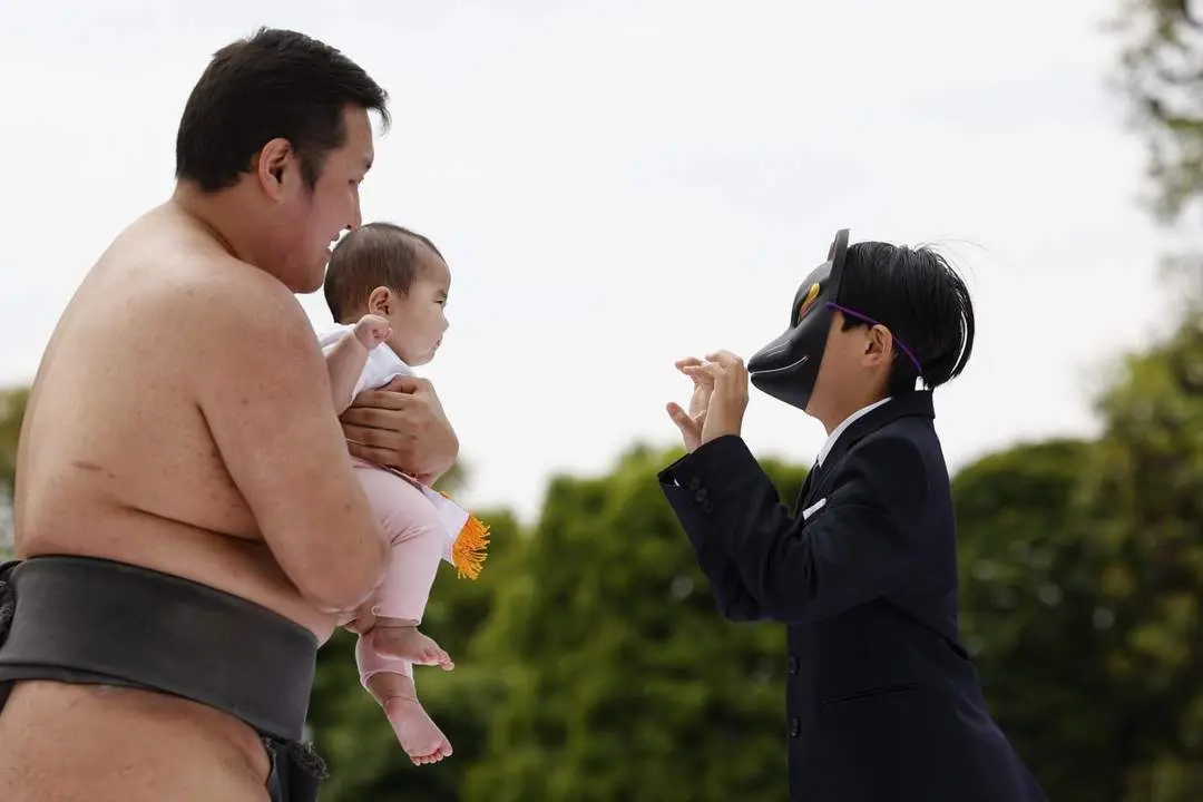 A man wearing a devil mask makes a baby cry for good luck - Europa Press / Contacto / Rodrigo Reyes Marin
