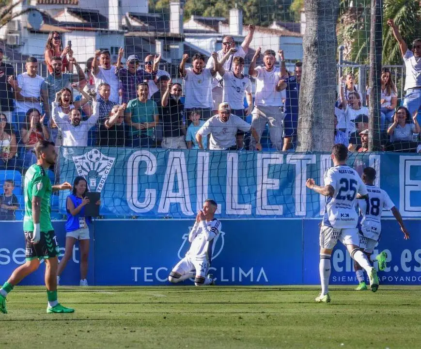 Callej&oacute;n celebra su gol. - Marbella FC