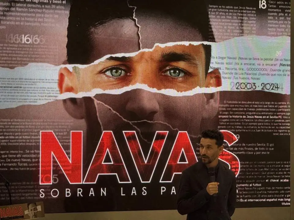 Jes&uacute;s Navas delante del cartel promocional de su documental. - Pedro Gonz&aacute;lez 