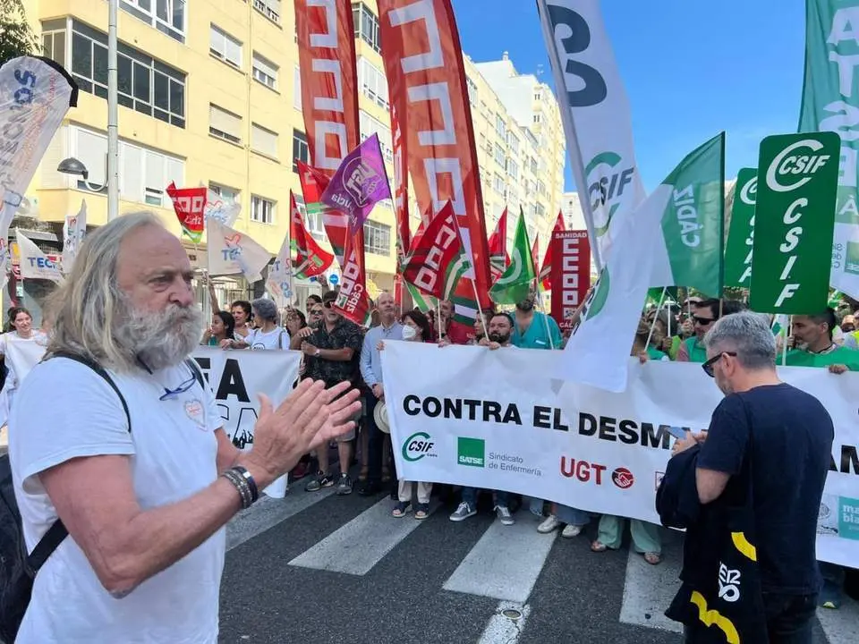 Antonio Vergara aplaude durante la protesta en favor de la sanidad. - D.M.