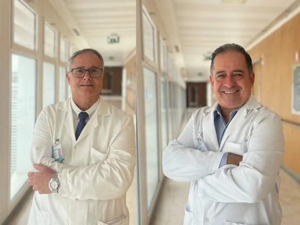 Los doctores Rafael Espino y  Andr&eacute;s Osuna. - QUIR&Oacute;NSALUD