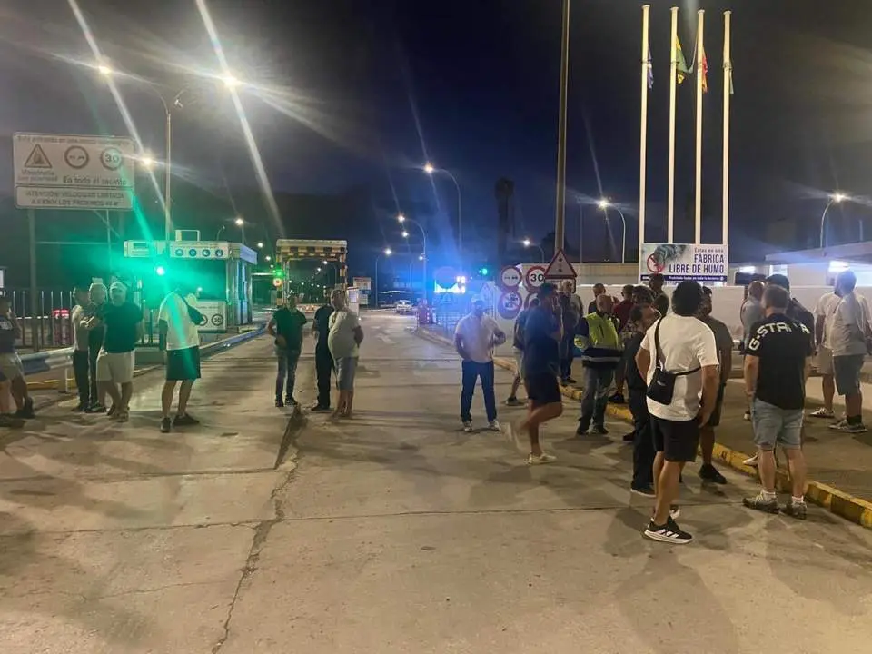 Trabajadores en el acceso a Acerinox. - AI