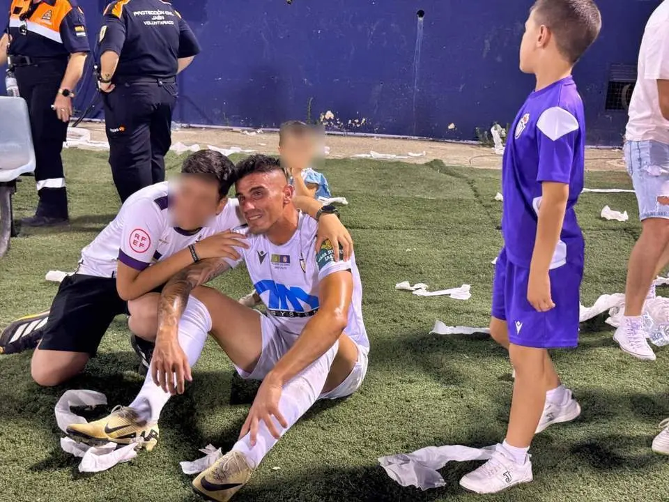 Fernando, en La Victoria con aficionados del Real Ja&eacute;n.  - Fran Cano