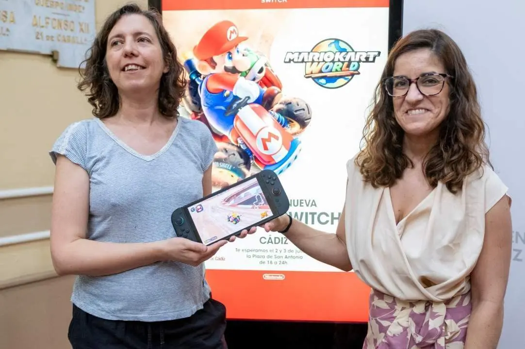 Gloria Baz&aacute;n y Rosa Gil, con la nueva consola de Nintendo.  - VIVA
