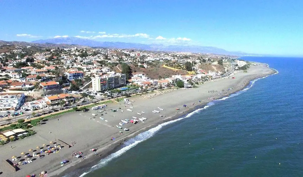 Vistas de la playa de Benajarafe desde el aire. - Ayuntamiento de V&eacute;lez-M&aacute;laga