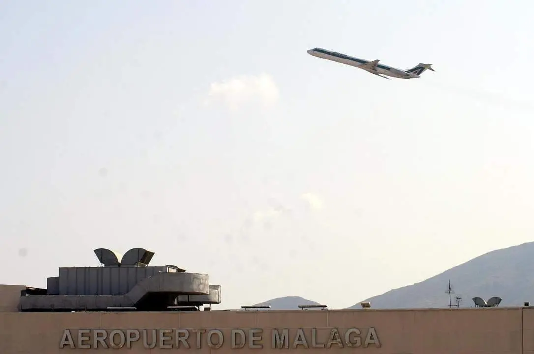 Avi&oacute;n despegando del aeropuerto de M&aacute;laga. - EUROPA PRESS