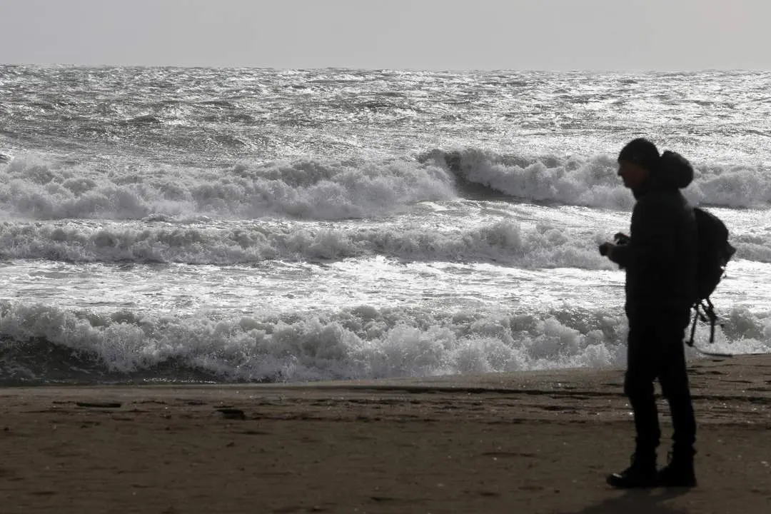 Temporal de olas en La Malagueta (archivo). - &Aacute;lex Zea/Europa Press
