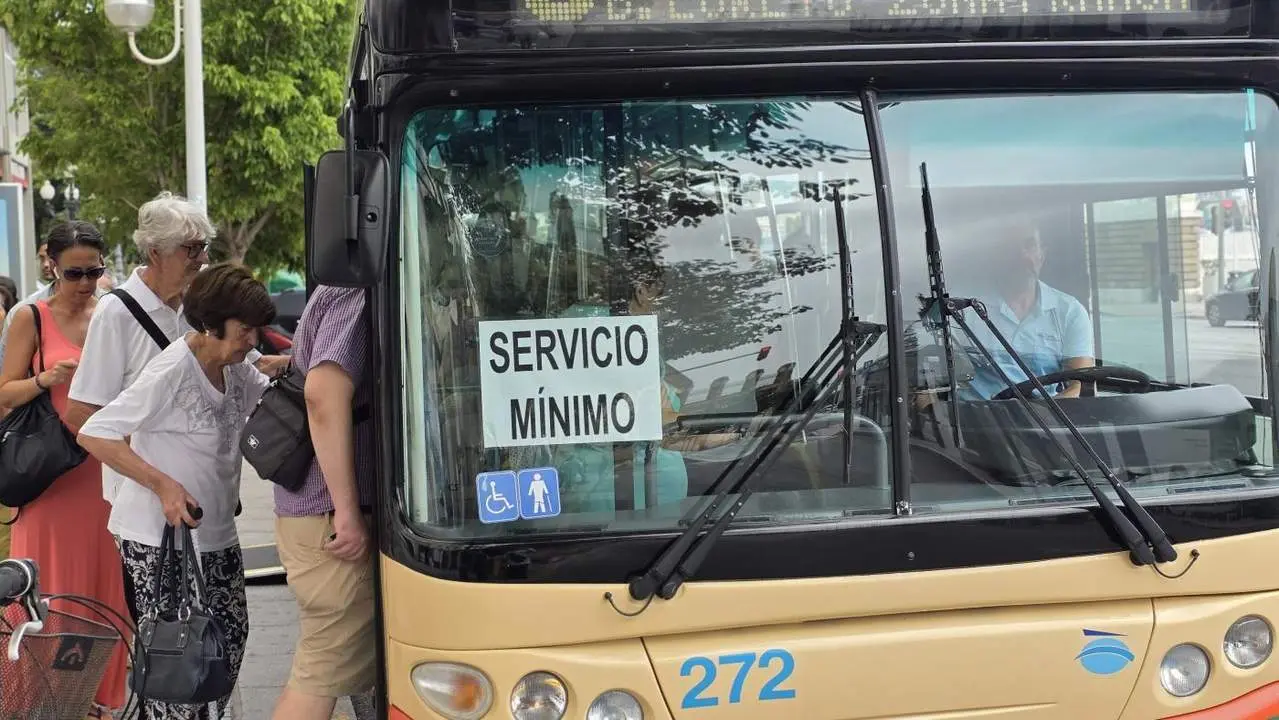 Un autob&uacute;s urbano de C&aacute;diz, durante la huelga.  - Mar&iacute;a Palacios