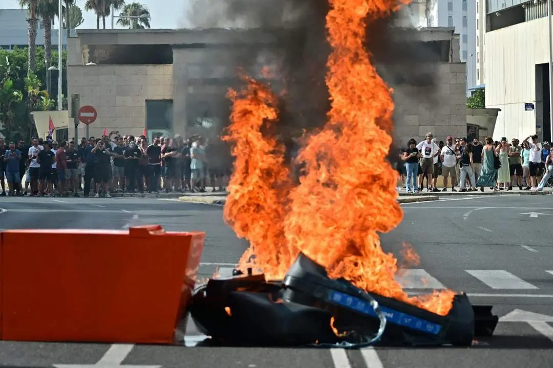 Mobiliario urbano como barricada en la huelga del metal de C&aacute;diz. - Eulogio Garc&iacute;a