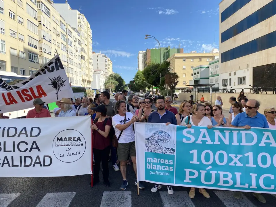 Protesta de Marea Blanca en el Hospital Puertal del Mar. - VIVA