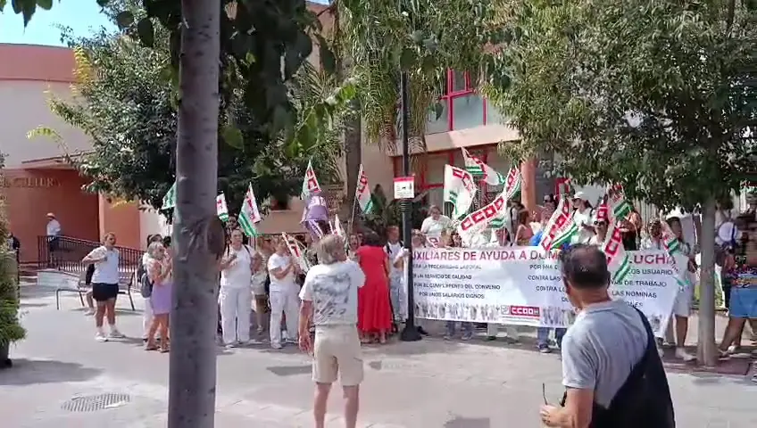 Decenas de empleadas de ayuda a domicilio piden salarios dignos a la alcaldesa de Mijas