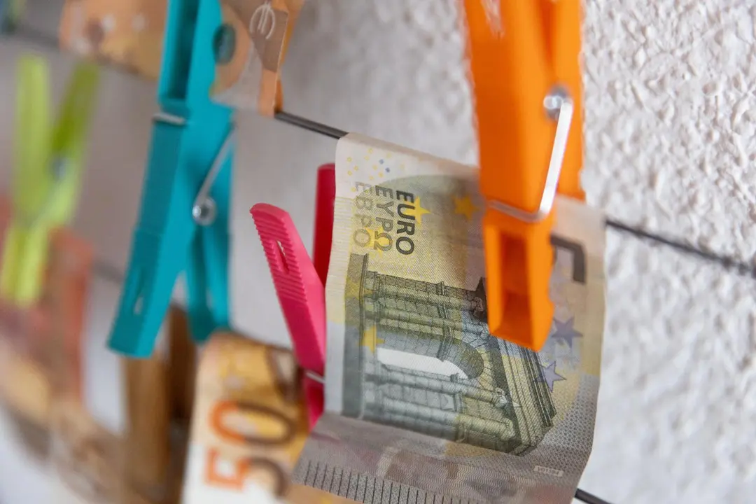 Varios billetes sujetos con pinzas. - Europa Press.