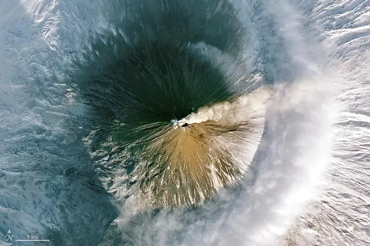 Volc&aacute;n activo en la Pen&iacute;nsula siberiana de Kamchatka - NASA
