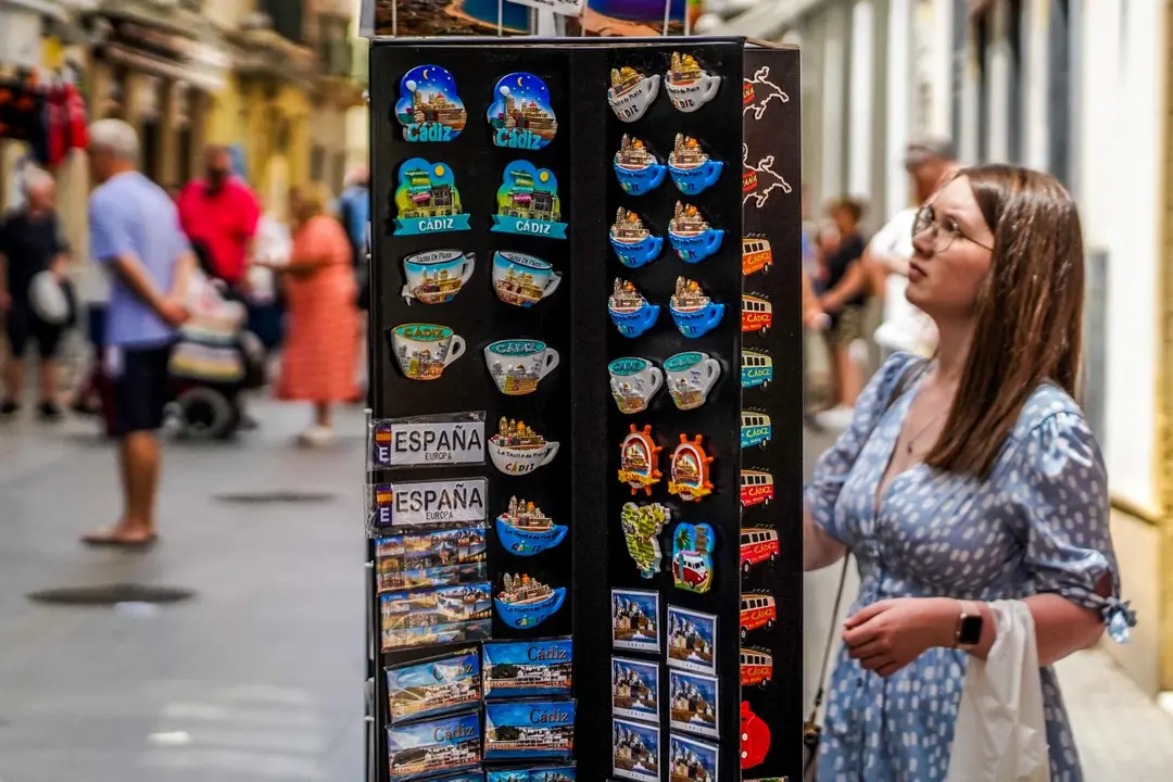 Turistas en la ciudad de C&aacute;diz. - E. P.