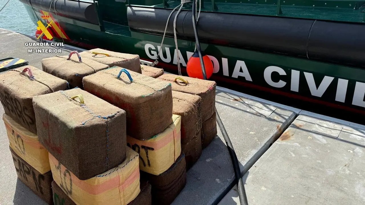 Hach&iacute;s intervenido en la desembocadura del Guadalquivir. Europa Press.