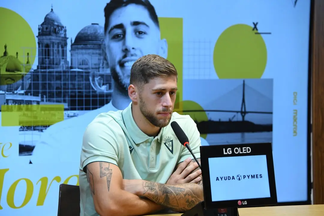 Jorge Moreno, durante su presentaci&oacute;n como nuevo jugador del C&aacute;diz. | C&aacute;diz CF.