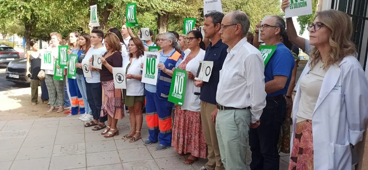 Concentraci&oacute;n ante el centro de salud. | Europa Press.