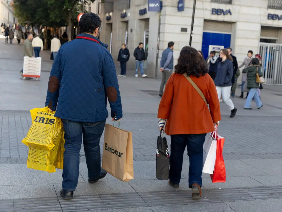 Dos personas llevan varias bolsas. | Europa Press.