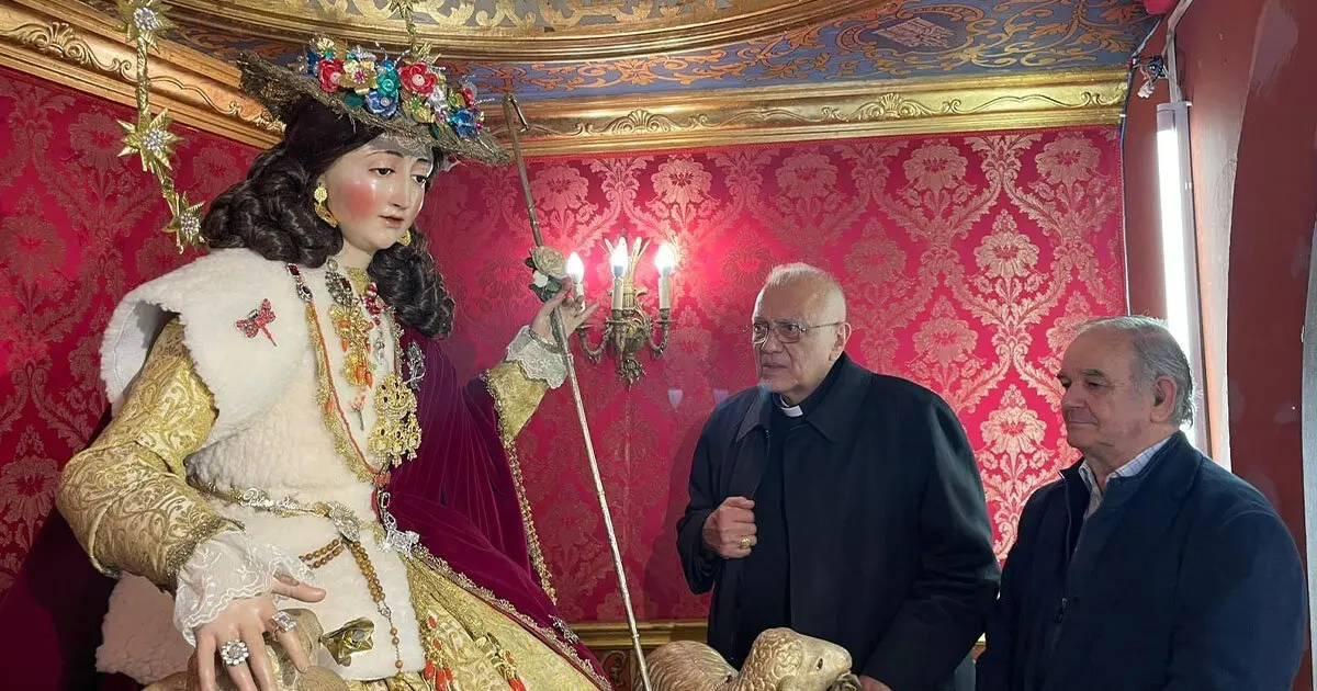 El Arzobispo de Caracas junto a la Divina Pastora