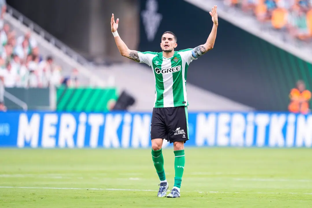 Marc Bartra protesta una acci&oacute;n al &aacute;rbitro.| Corchero/EP.