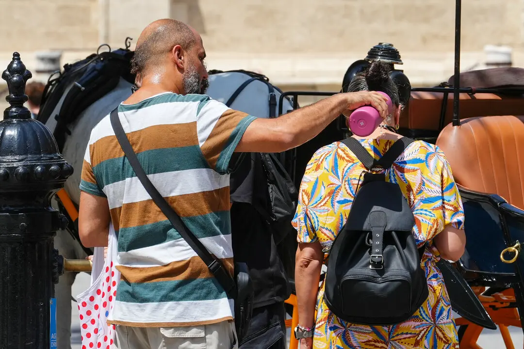 Peatones combaten el calor en Sevilla | Francisco J. Olmo / Europa Press