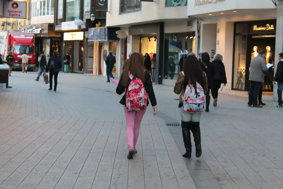 Alumnas con mochila. | Europa Press.