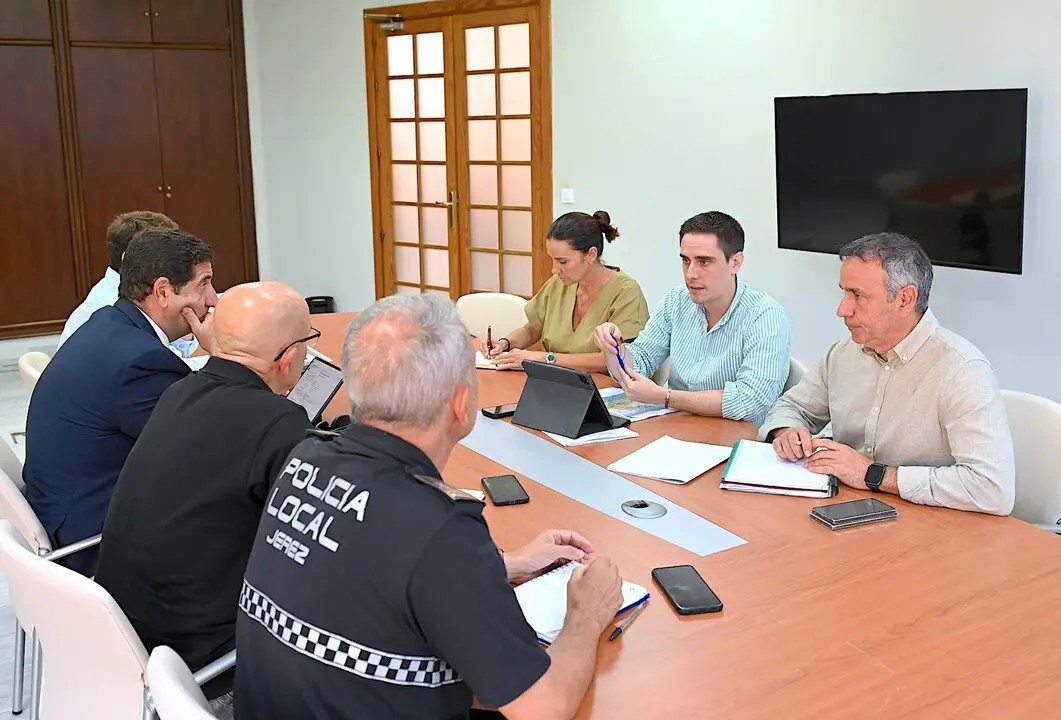 Reuni&oacute;n de los tenientes de alcaldesa de Jerez de la Frontera (C&aacute;diz) Jaime Espinar y Jos&eacute; Ignacio Mart&iacute;nez con Jerez UTE y el jefe de la Polic&iacute;a Local, Manuel Cabrales | MANU LOPEZ IGLESIAS / AYUNTAMIENTO DE JEREZ