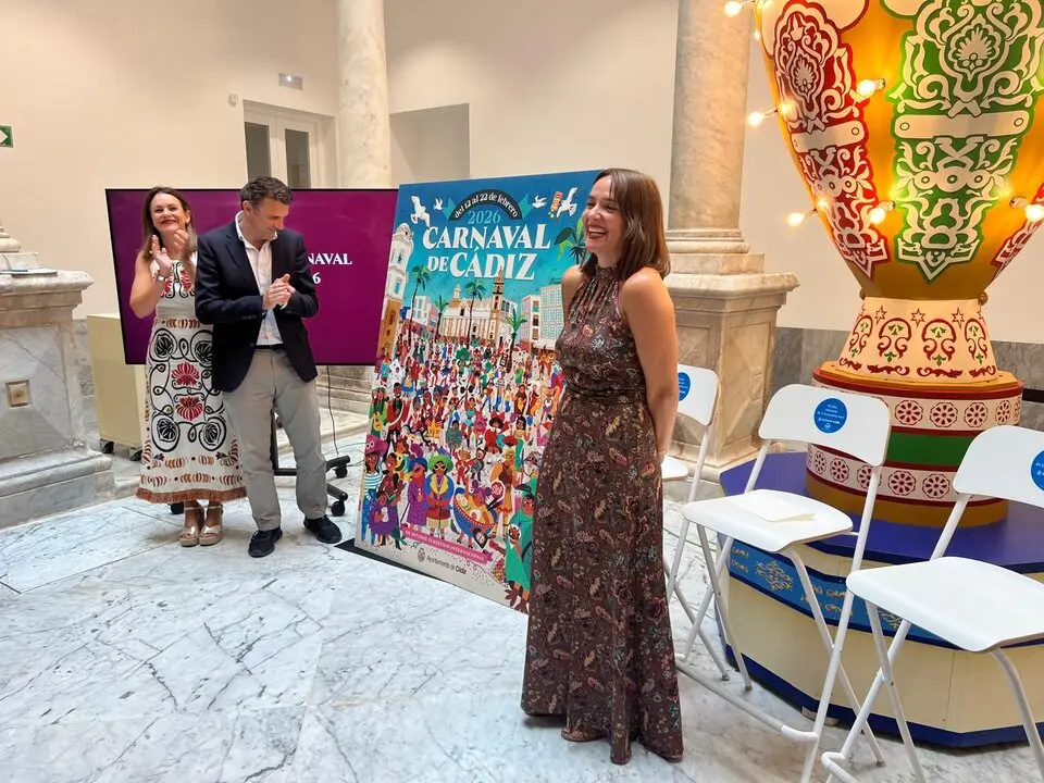 Bruno Garc&iacute;a, Beatriz Gandullo y Raquel Jov&eacute;, tras desvelar el cartel del Carnaval 2026. / VIVA