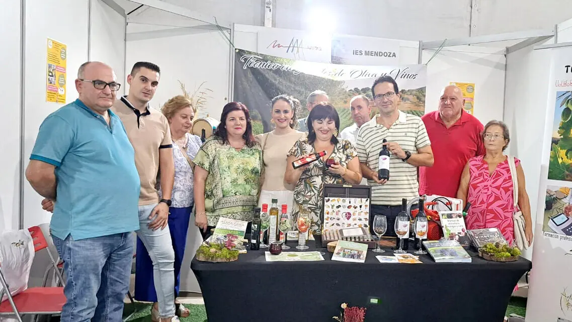 Sesi&oacute;n informativa sobre el ciclo formativo en el stand del Antonio de Mendoza.