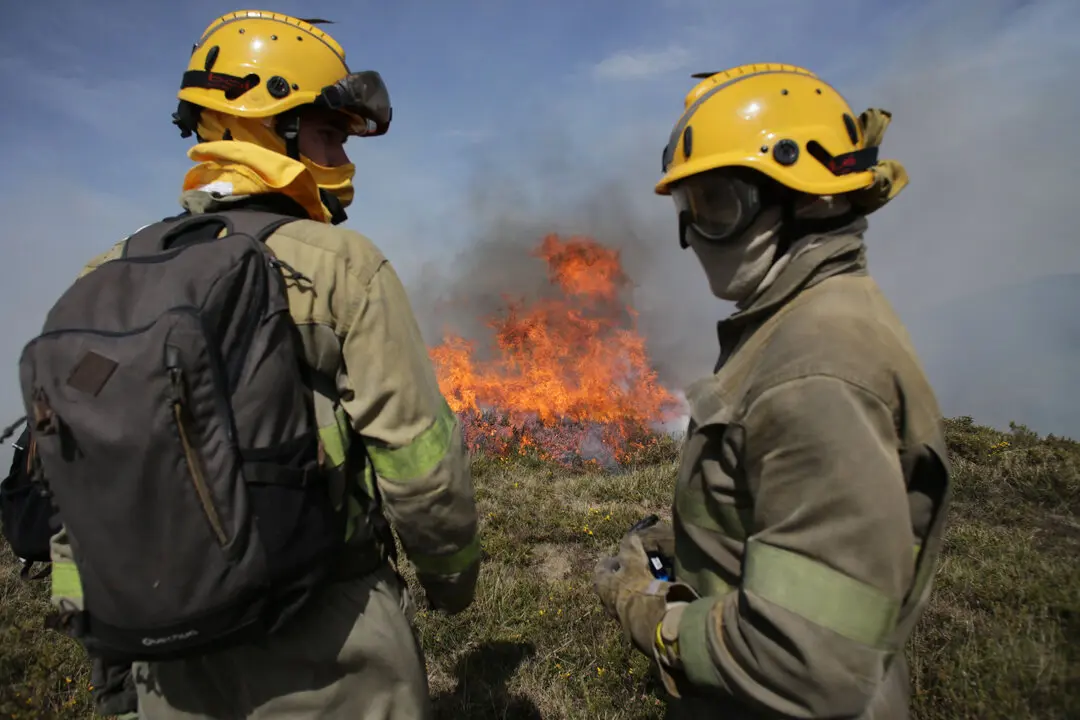 Baleira, Lugo. Incendio declarado en la Parroquia de Cubilledo, dentro del Bosque de A Marronda. El incendio, declarado a &uacute;ltima hora de la tarde del martes, quema ya m&aacute;s de 120has.